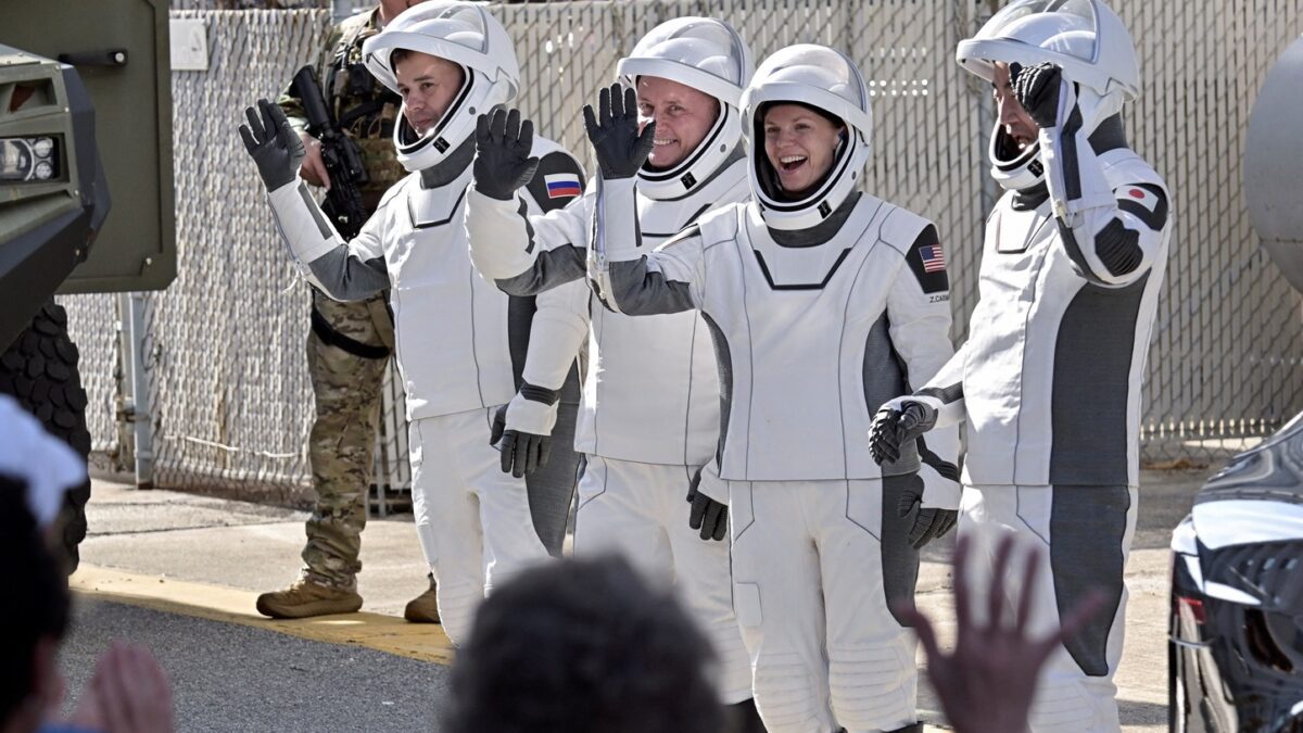 Lançamento de missão internacional da SpaceX para a ISS é adiado por mau tempo