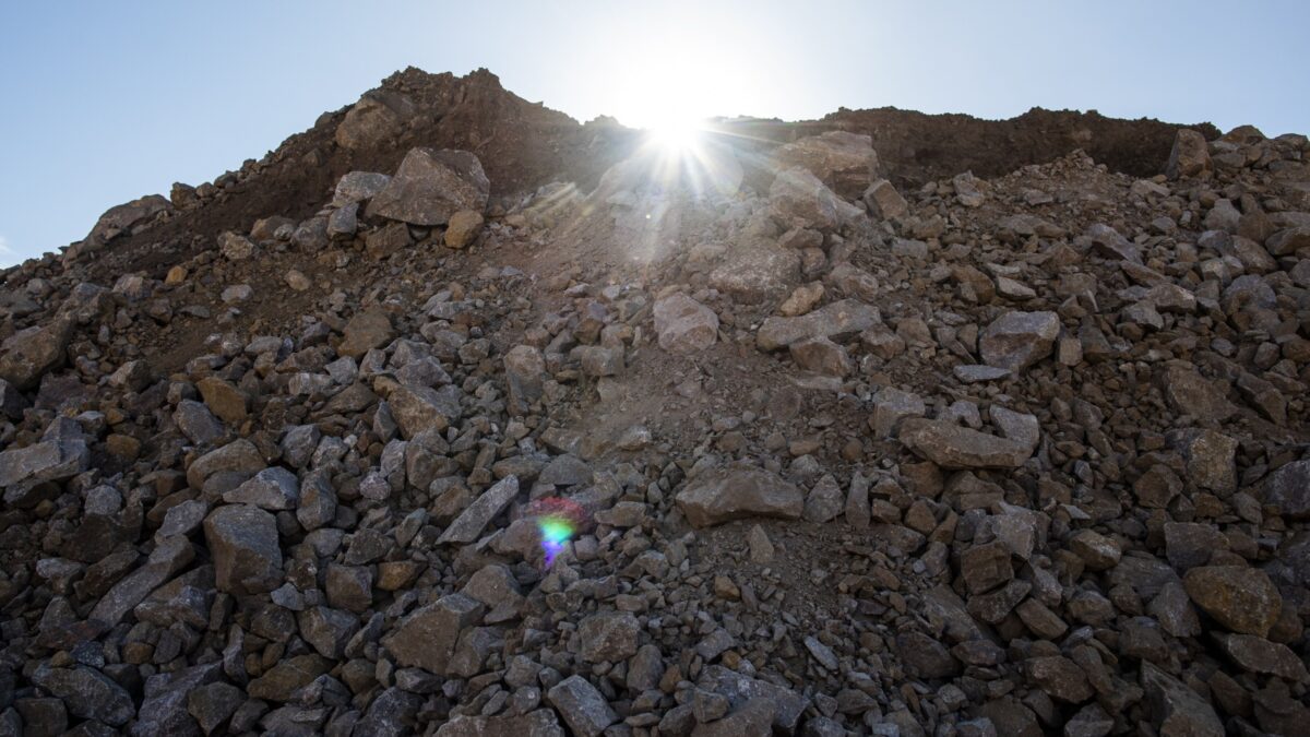 Minério de ferro cai na bolsa de Dalian com maior oferta e estoques