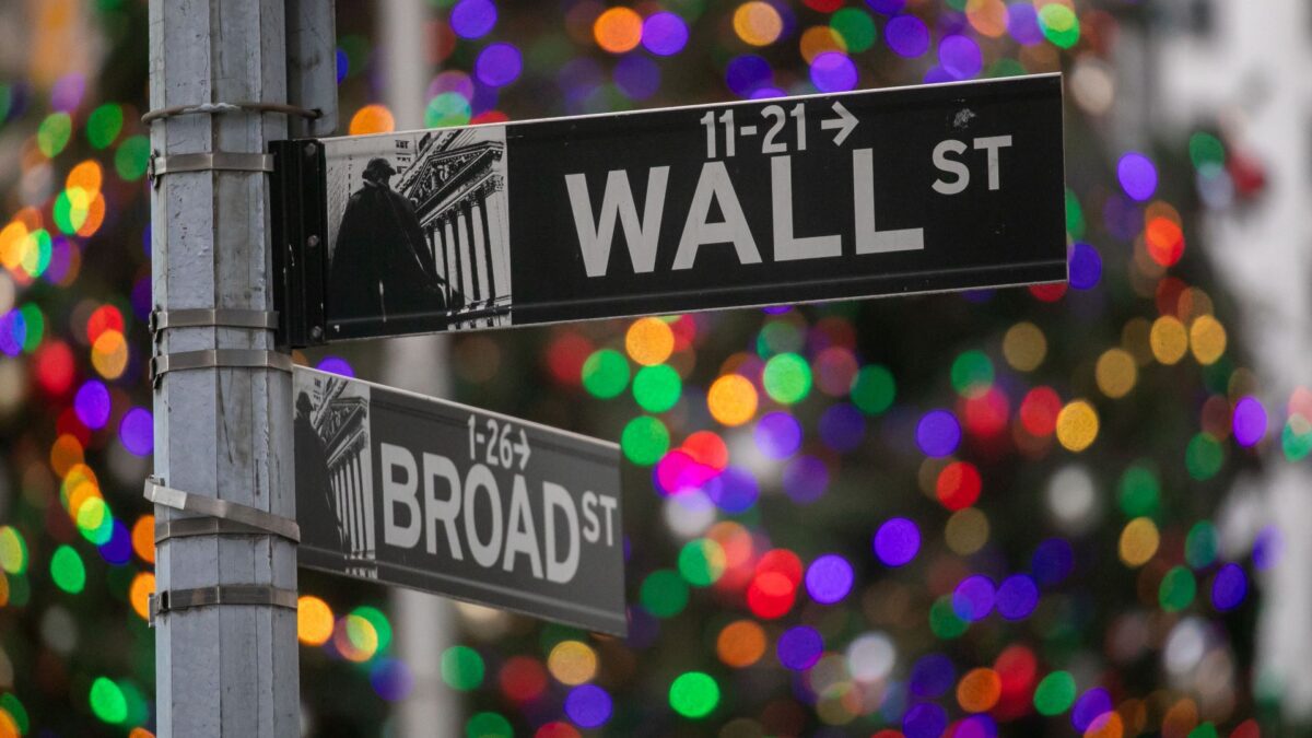 Wall St sobe com dados de vendas no varejo e balanços