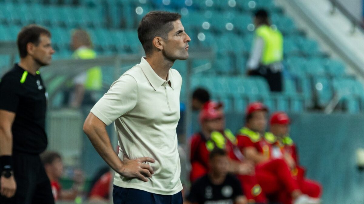 Ex-técnico da Espanha quer doar salário após seu atual time levar goleada: ‘vergonha’