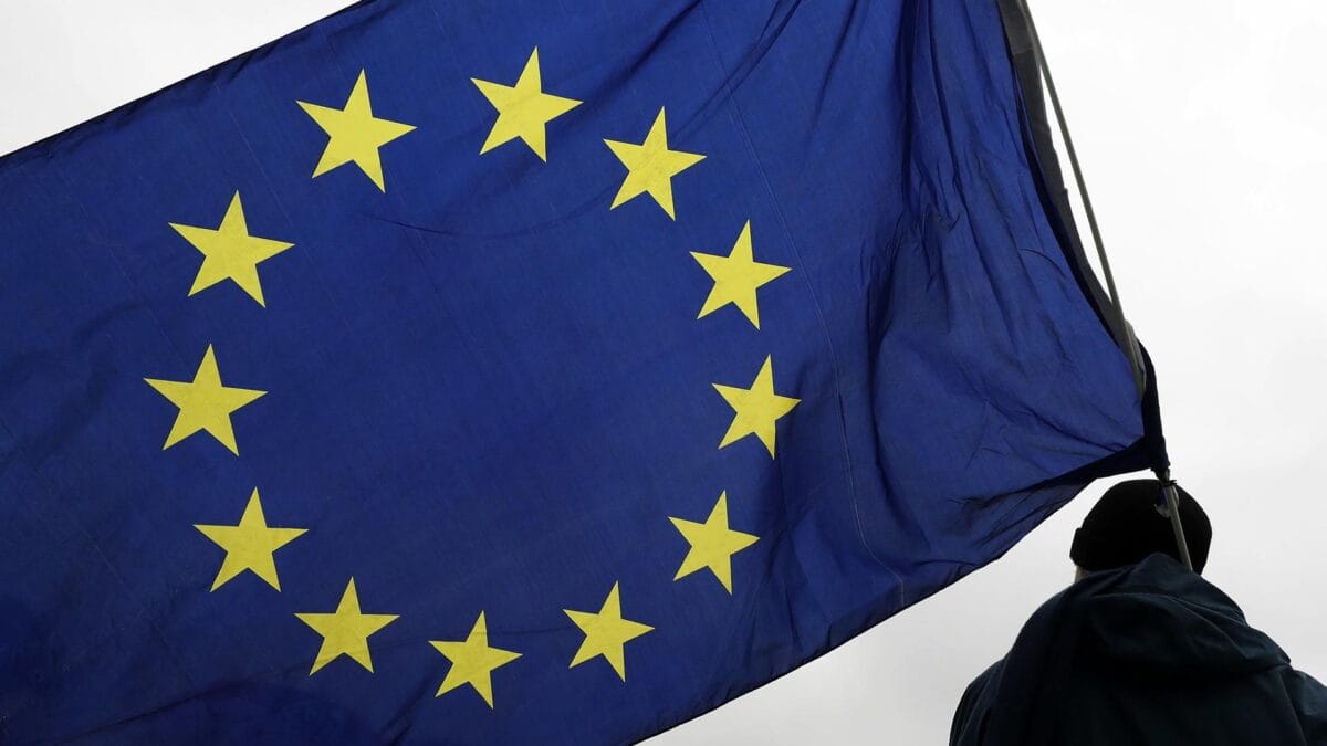 União Europeia sanciona dois bancos chineses por ajuda à Rússia