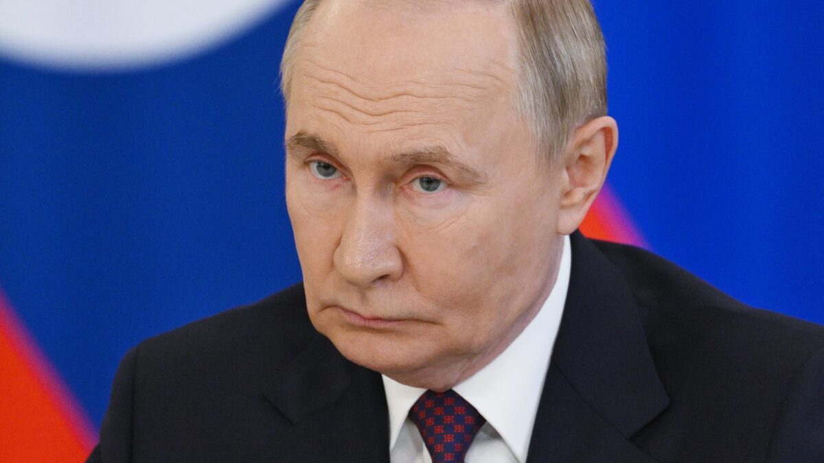 Putin vai multar quem pesquisar “materiais extremistas” na internet