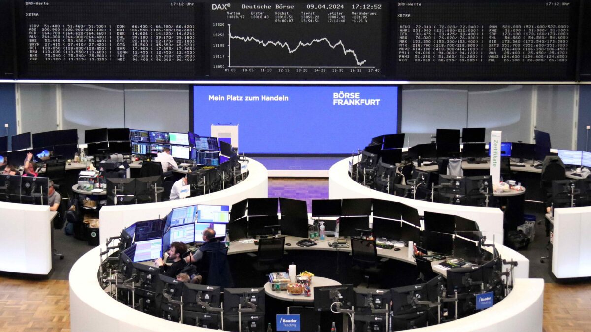 Bolsas da Europa fecham em alta e ações de defesa saltam após falas de Trump