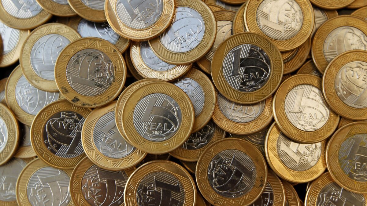 Taxas dos DIs caem com mercado à espera de paralisação do governo dos EUA