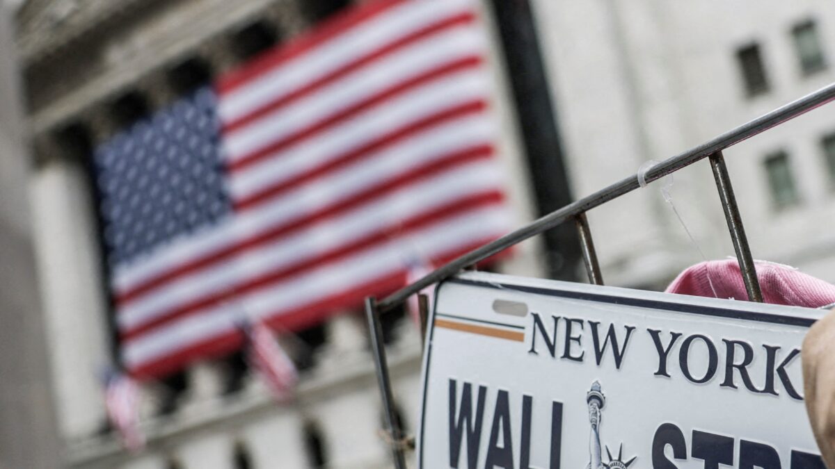 Bolsas de NY fecham mistas; S&P 500 e Nasdaq têm recorde sob impulso de techs