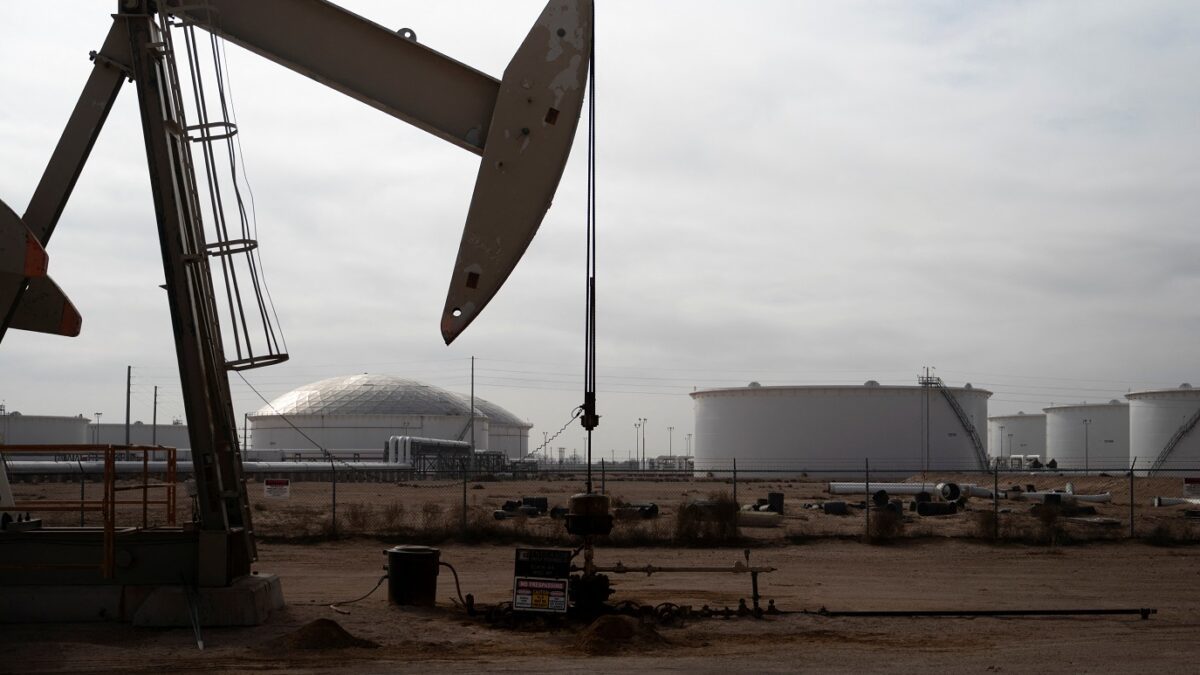 Petróleo fecha estável com expectativa de reunião entre Trump e Putin