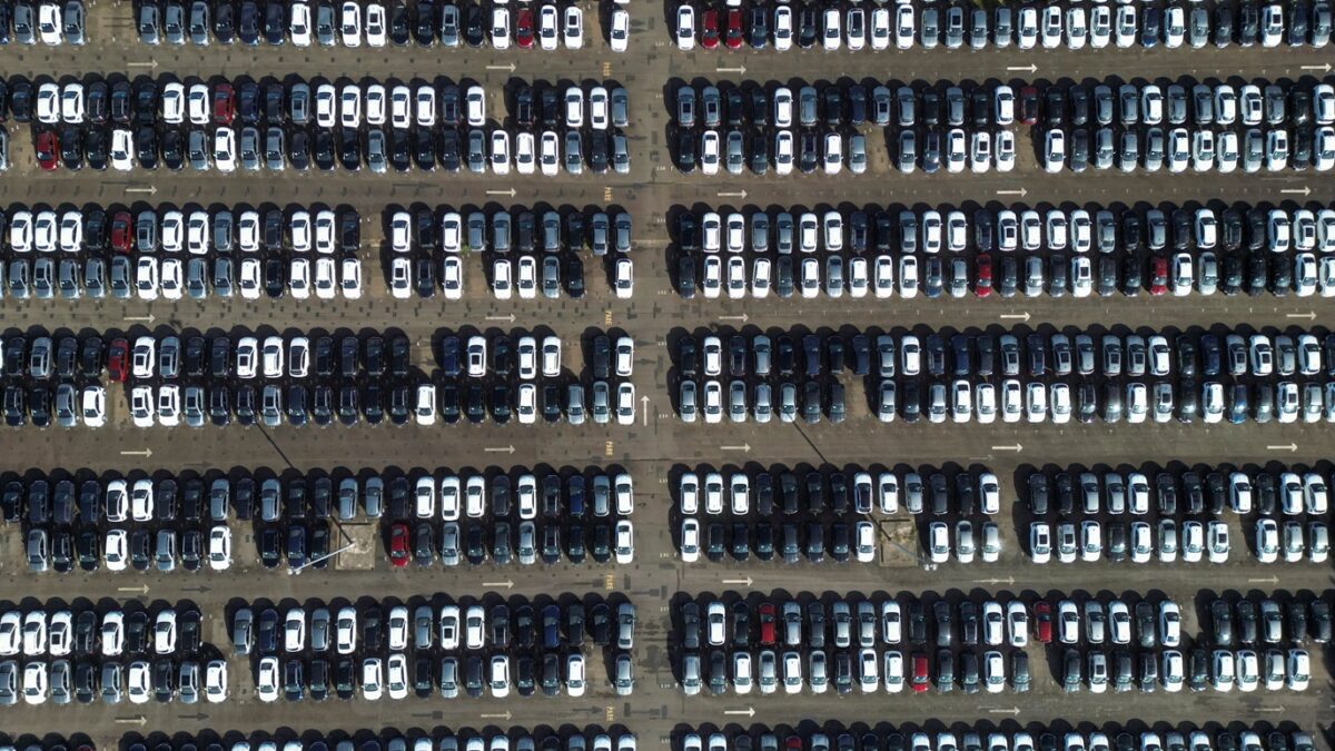 General Motors eleva lucro e reduz perdas em veículos elétricos; ações sobem 14%