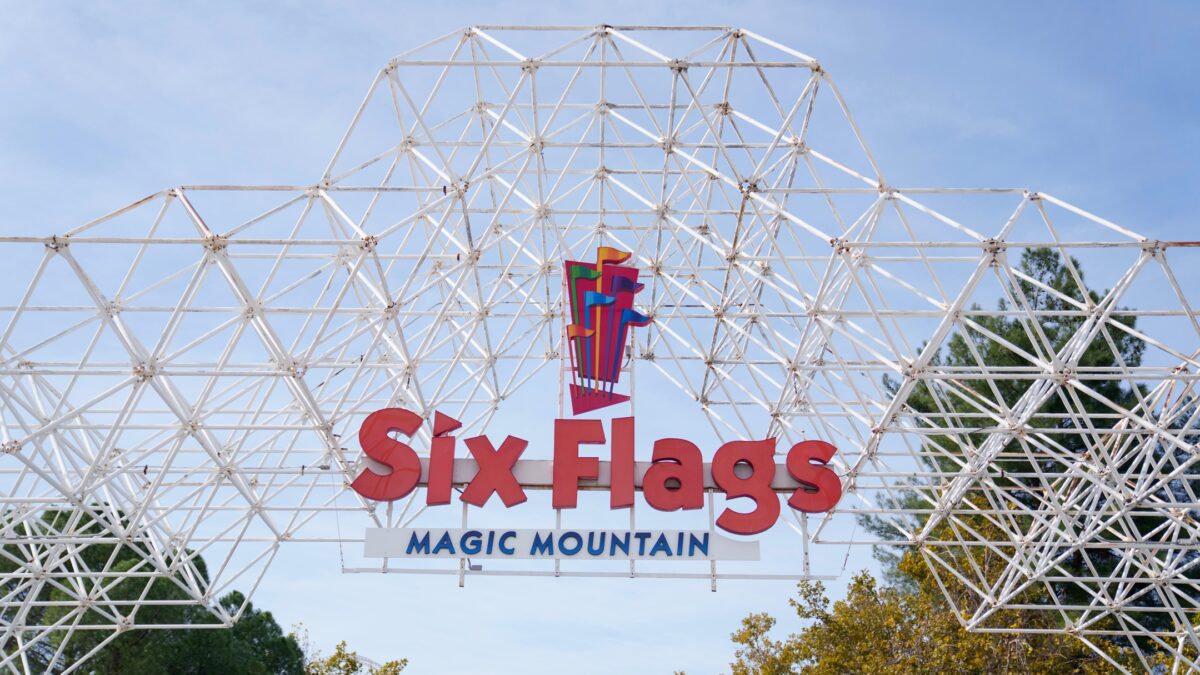 Investidor ativista se une a Travis Kelce para pedir mudanças nos parques Six Flags