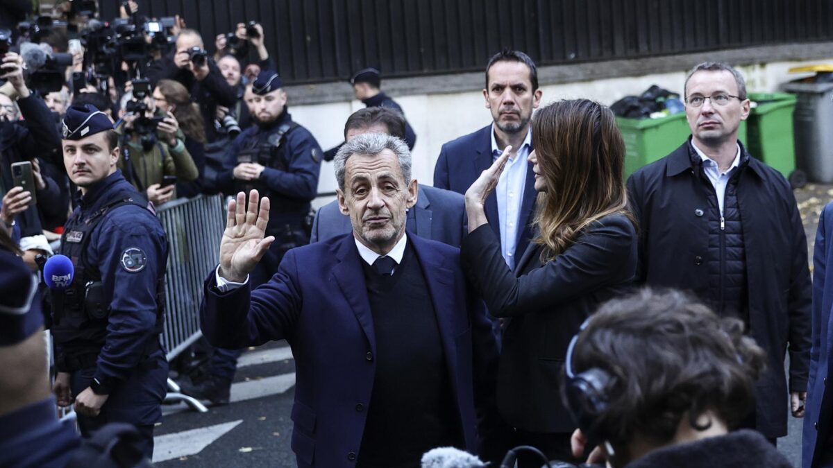 Tribunal francês concede liberdade condicional a Sarkozy