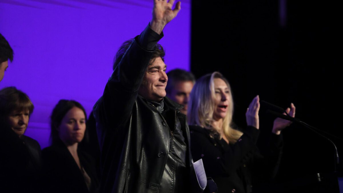 Milei mantém apoio popular e atordoa esquerda argentina