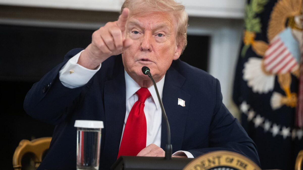 Trump aumenta tarifa do Canadá em 10% após vídeo de Reagan
