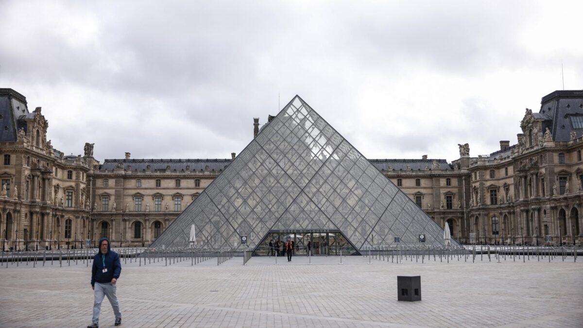 França prende cinco suspeitos de participarem de roubo no Louvre
