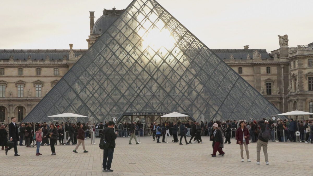 França confirma duas prisões relacionadas ao roubo do Louvre
