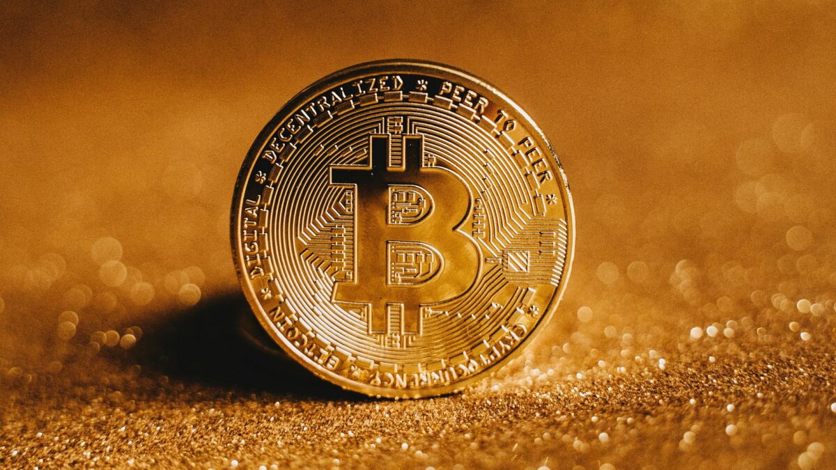 cripto tem alta tímida, com tensões EUA-China e expectativa por Fed