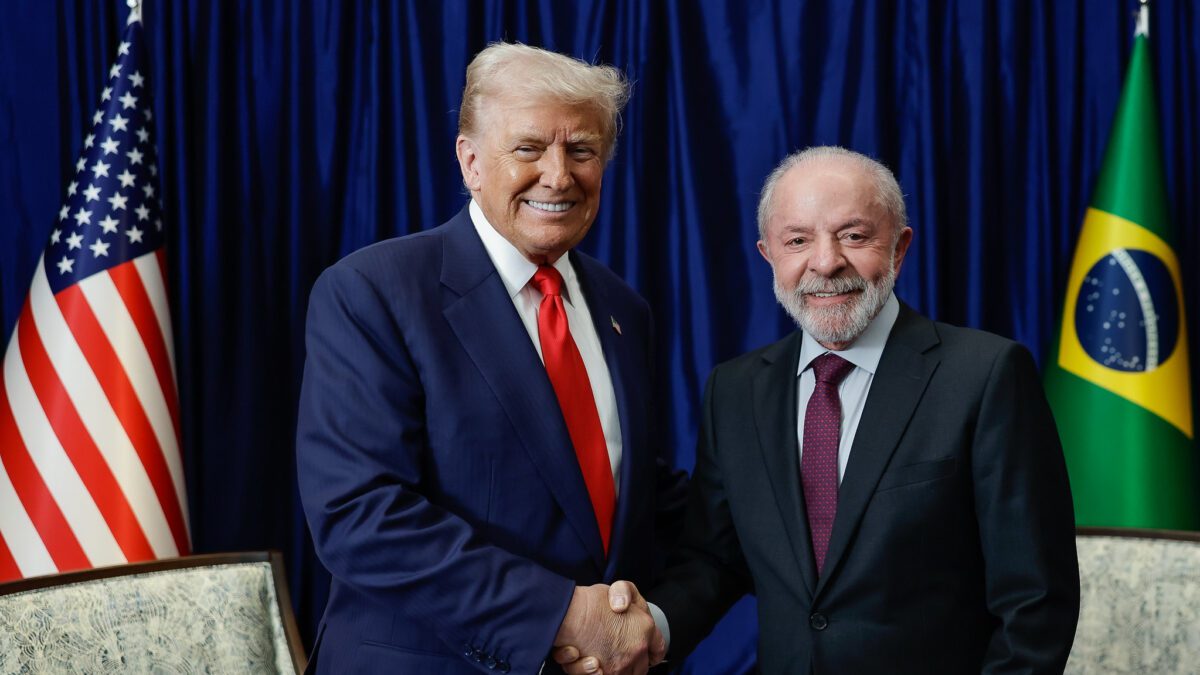 Em reunião com Lula, Trump sinaliza suspensão de tarifas
