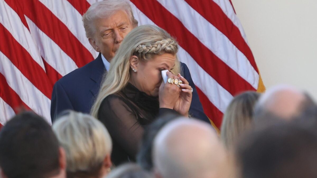 EUA revogam visto de brasileiro que comemorou morte de Kirk