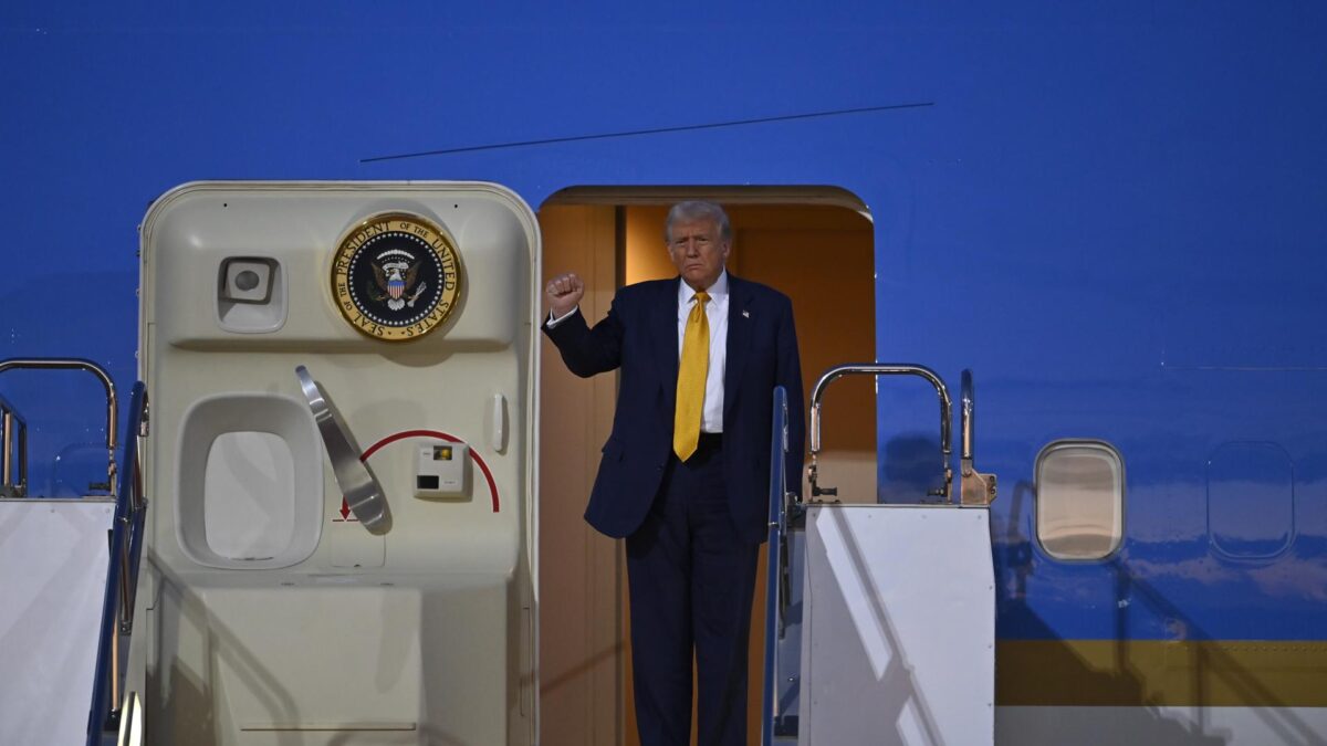 Trump diz que “adoraria” terceiro mandato, mas descarta manobra