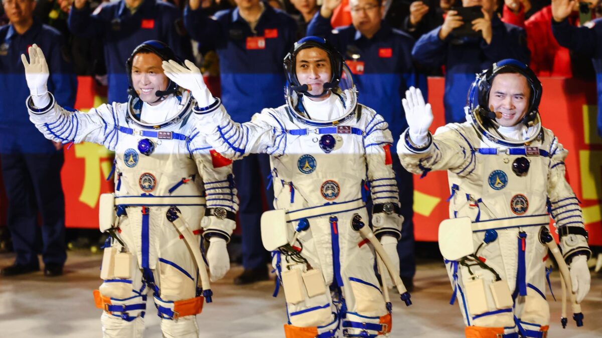 Astronautas chineses ficam presos no espaço