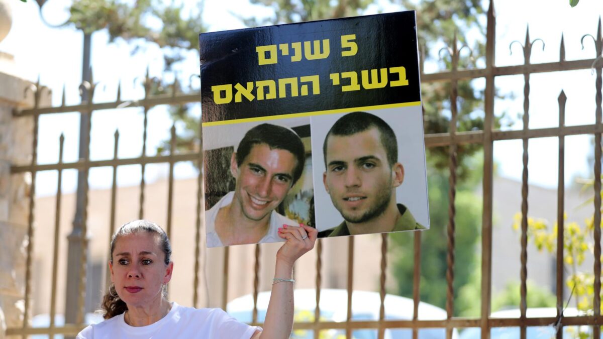 Israel recebe corpo de militar mantido há 11 anos em Gaza