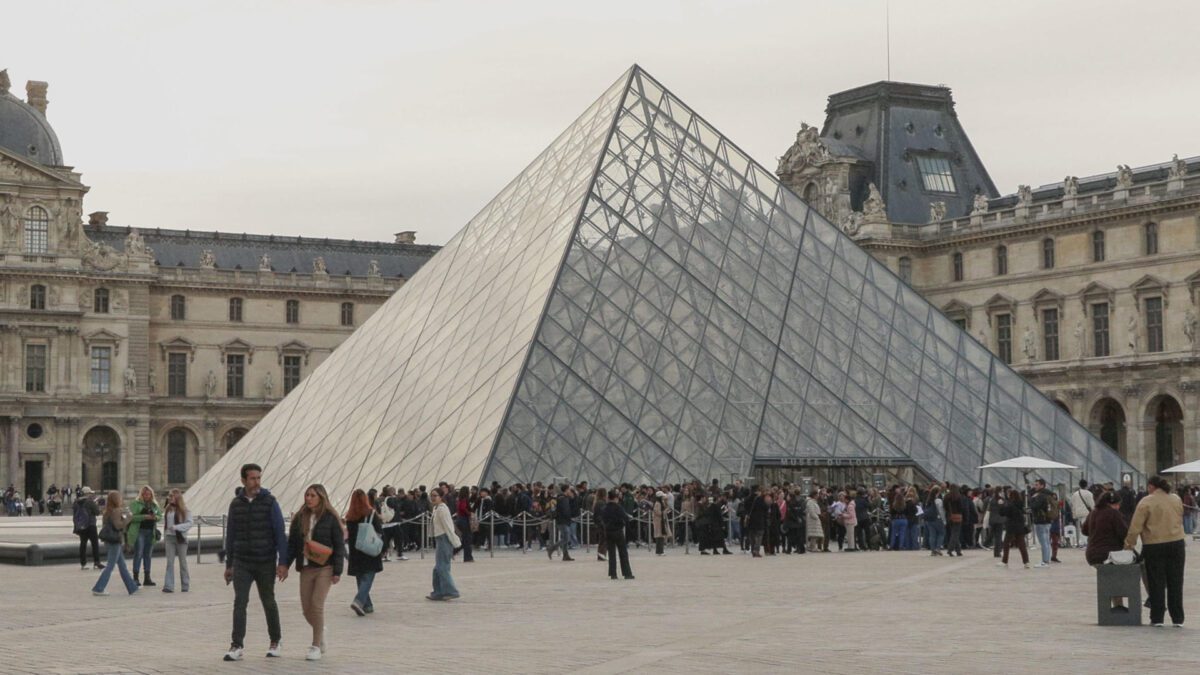 Mais duas pessoas são acusadas pelo roubo das jóias do Louvre