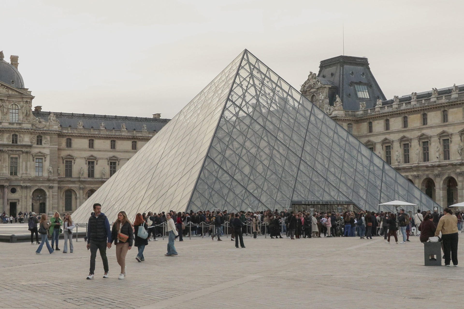 Mais duas pessoas são acusadas pelo roubo das jóias do Louvre