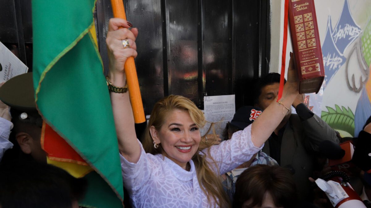 Bolívia anula sentença e liberta ex-presidente Jeanine Áñez