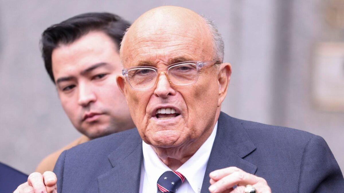Trump concede indulto preventivo a Giuliani