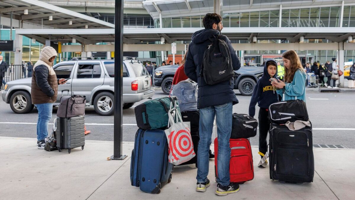 Maior shutdown dos EUA afeta aeroportos, benefícios e migração